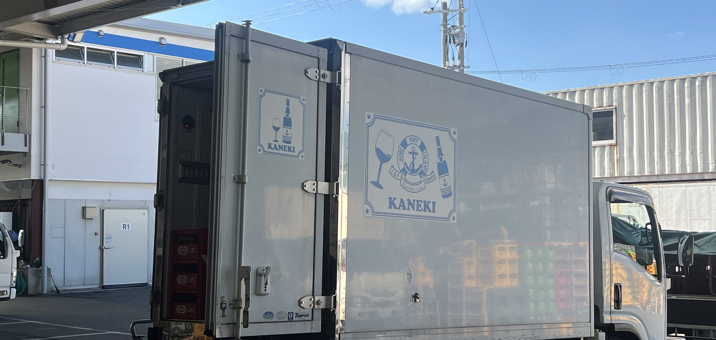 物流センターで荷積みをするカネキ酒販の配送トラック